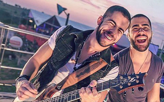 Rafa e Pipo Marques com a banda Oito7Nove4 | Foto: Divulgação